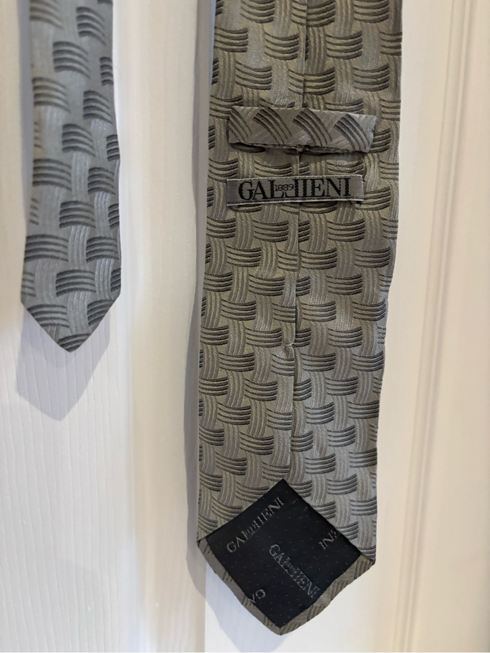 Gellieni  Men's Silver-Grey Woven Pattern Silk Tie